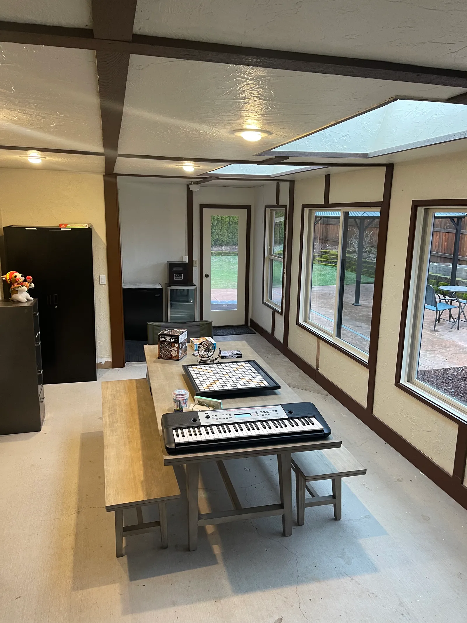 Activity room at Blue Mountain Residential Care Home in Oregon City with table, keyboard, and bingo set